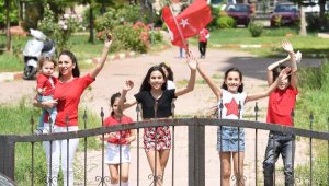 Antalya'da bayram coşkusu, meydanlardan balkonlara taşındı