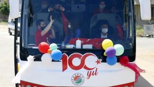 Antalya'da bayram coşkusu, meydanlardan balkonlara taşındı