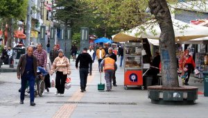 Antalya'da bazı caddelerde sosyal mesafeye uyulmadı