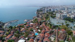 Antalya'da Cumhuriyet Meydanı'nda 'koronavirüs' ıssızlığı