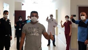 Antalya'da koronavirüsü yenen hasta, alkışlarla taburcu oldu