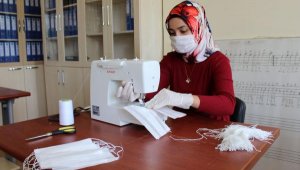 Antalya'da, Kur'an kursu ve halk eğitim merkezi destekli maske üretimi