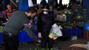 Antalya'da pazar esnafı tezgah aralığını artırdı