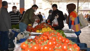 Antalya'da, pazar girişinde 1 kilometrelik kuyruk
