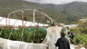 Antalya'da şiddetli rüzgar, cam serayı yıktı lar