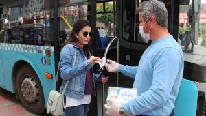 Antalya'da toplu taşımayı kullananlara ücretsiz maske dağıtılıyor