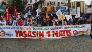 Antalya'da yağmur altında 1 Mayıs kutlaması