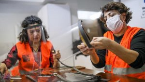 Antalyalı kadınlardan sağlık çalışanlarına maskeli destek