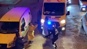 Araçla müzik yayını yapıldı, ambulanstan inen sağlıkçılar oynadı