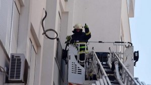 Balkona sıkışan kumruyu itfaiye ekibi kurtardı