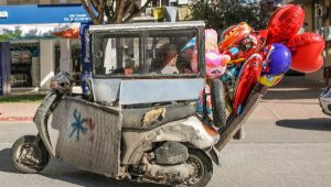 Balonlu adam tebessüm ettirdi