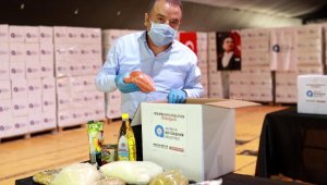 Başkan Böcek gıda kolisi hazırladı: Bu süreci birlikte atlatacağız