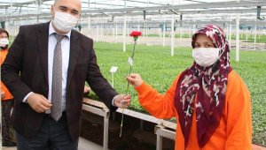 Başkan Böcek'ten 1 Mayıs çiçeği