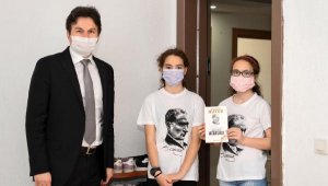 Başkandan bayram hediyesi Nutuk ve bayrak