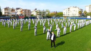 Belediye, 450 bin maskeyi kapı kapı dağıtıyor