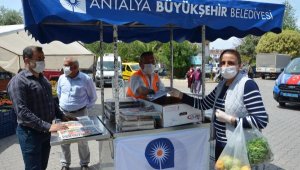 Büyükşehir Alanya'da maske dağıttı
