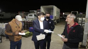 Büyükşehir Belediyesi Toptancı Hal'de maske dağıtımı yaptı