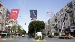 Büyükşehir kenti bayrakla süsledi