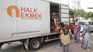 Büyükşehir, ücretsiz ekmek dağıtımına devam ediyor