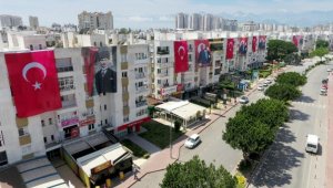 Cadde bayraklarla donatıldı