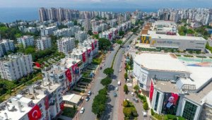 Caddelerde bayrak şöleni