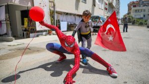 Çocuklar, 23 Nisan'ı 'Örümcek Adam'la kutladı lar
