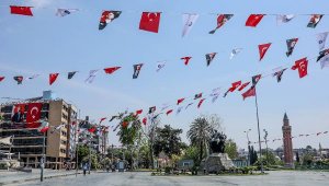 Cumhuriyet Meydanı, bayraklarla donatıldı