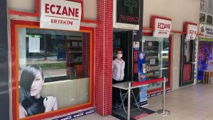 Eczacılar kepenk arkasından hizmet verecek