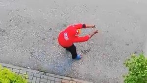 Elinde sigarayla sokağa çıkıp, 'Ateş yok mu ateş' diye bağırdı