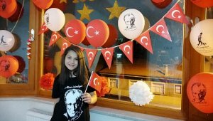 Elmalı'da evlerde 23 Nisan coşkusu