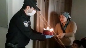 Evden çıkamayan çocuklar istedi, polis annelerine doğum günü sürprizi yaptı