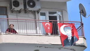 Evlerde bayrak şöleni