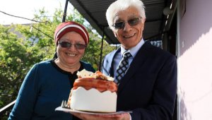 Evlerinden çıkamayan çifte, 56'ncı evlillik yıl dönümünde pastalı sürpriz