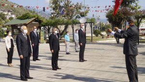 Finike'de mesafeli çelenk töreni