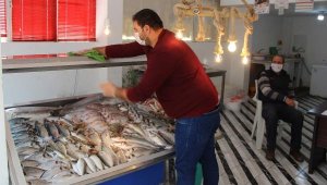 Finikeli esnaf işyerlerini dezenfekte etti