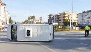 Gazipaşa'da kamyonetle minibüs çarpıştı