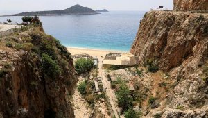 Günde 10 bin kişinin ziyaret ettiği Kaputaş Plajı, sessizliğe büründü