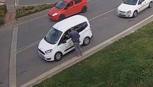 Işıklarda sürücülere eldiven satarken kameralara yakalandı