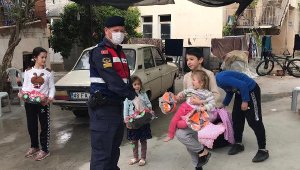 Jandarma ekipleri çocukları sevindirdi