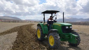 Jandarma, evden çıkamayan yaşlı adamın tarlasını sürdü