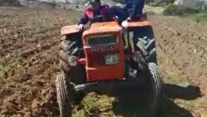 Jandarma, sokağa çıkması yasak olan vatandaşın tarlasını sürdü
