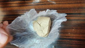 Jandarmayı görünce uyuşturucuyu yola attılar