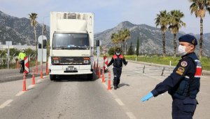 Kapalı kasa TIR'a 'yolcu' denetimi
