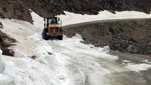 Karla kaplı Dumanlı yayla yolu ulaşıma açıldı