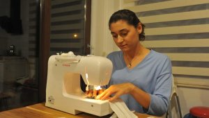 Kaş'ta gönüllülerden maske üretimi