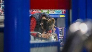 Kasiyerin yüzüne kola döktü, kasadaki paraları çalıp kaçtı