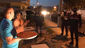 Kavga ihbarına giden jandarmaya, tatlı ve meşaleli sürpriz