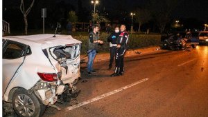 Kazada hurdaya dönen otomobilinden yara almadan çıktı