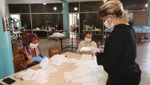 Kepez'den binlerce kişiye maske