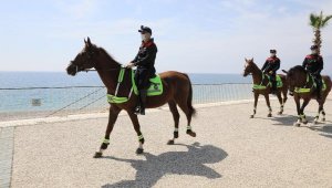 Konyaaltı Sahili'nde atlı devriye
